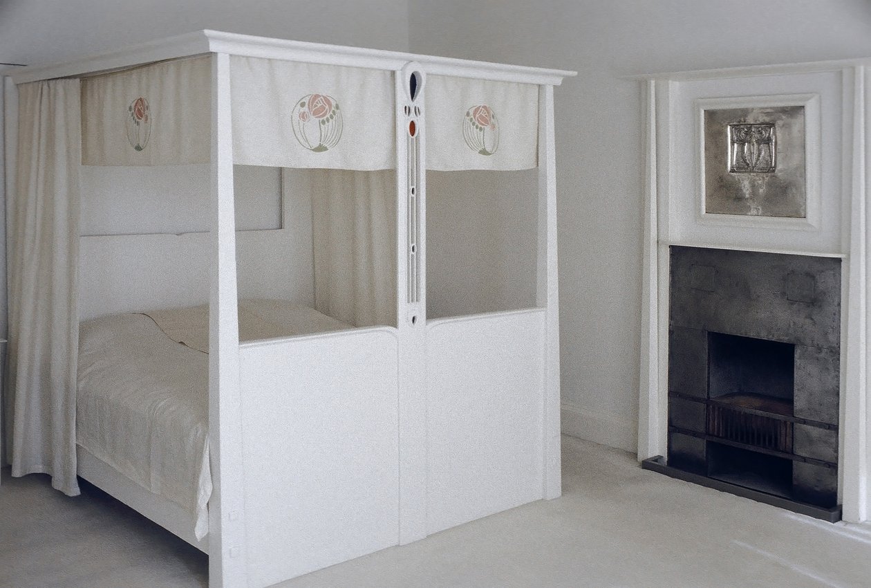 Møbler designet til nr. 120 Mains Street, Glasgow, himmelseng, ca. 1900 (malet træ og emalje) af Charles Rennie Mackintosh