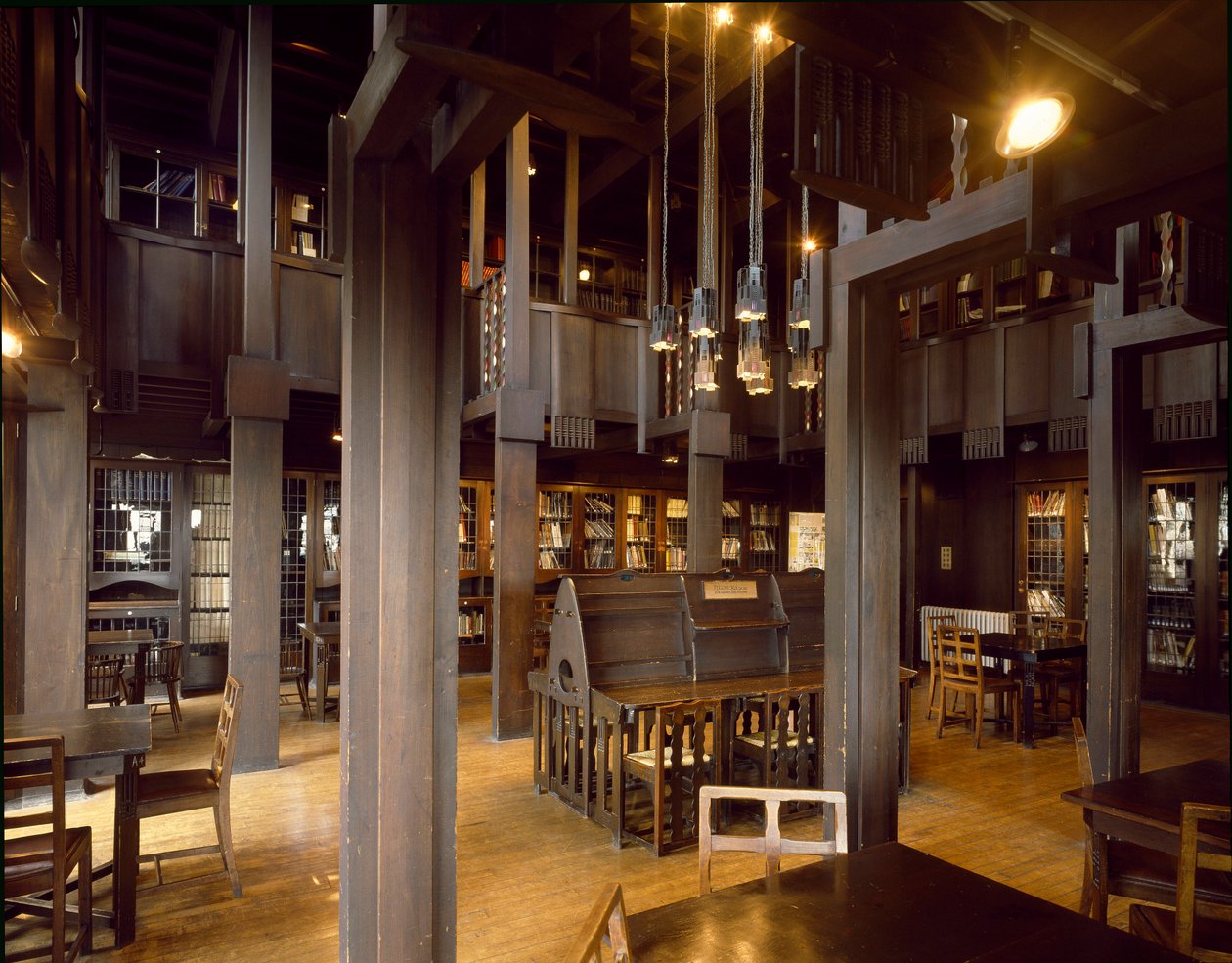 Indvendigt billede af læsesalen på School of Fine Arts designet af arkitekten Charles Rennie Mackintosh (1868-1928) af Charles Rennie Mackintosh