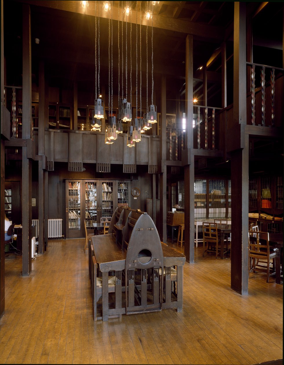 Indvendigt billede af læsesalen på School of Fine Arts designet af arkitekten Charles Rennie Mackintosh (1868-1928) af Charles Rennie Mackintosh