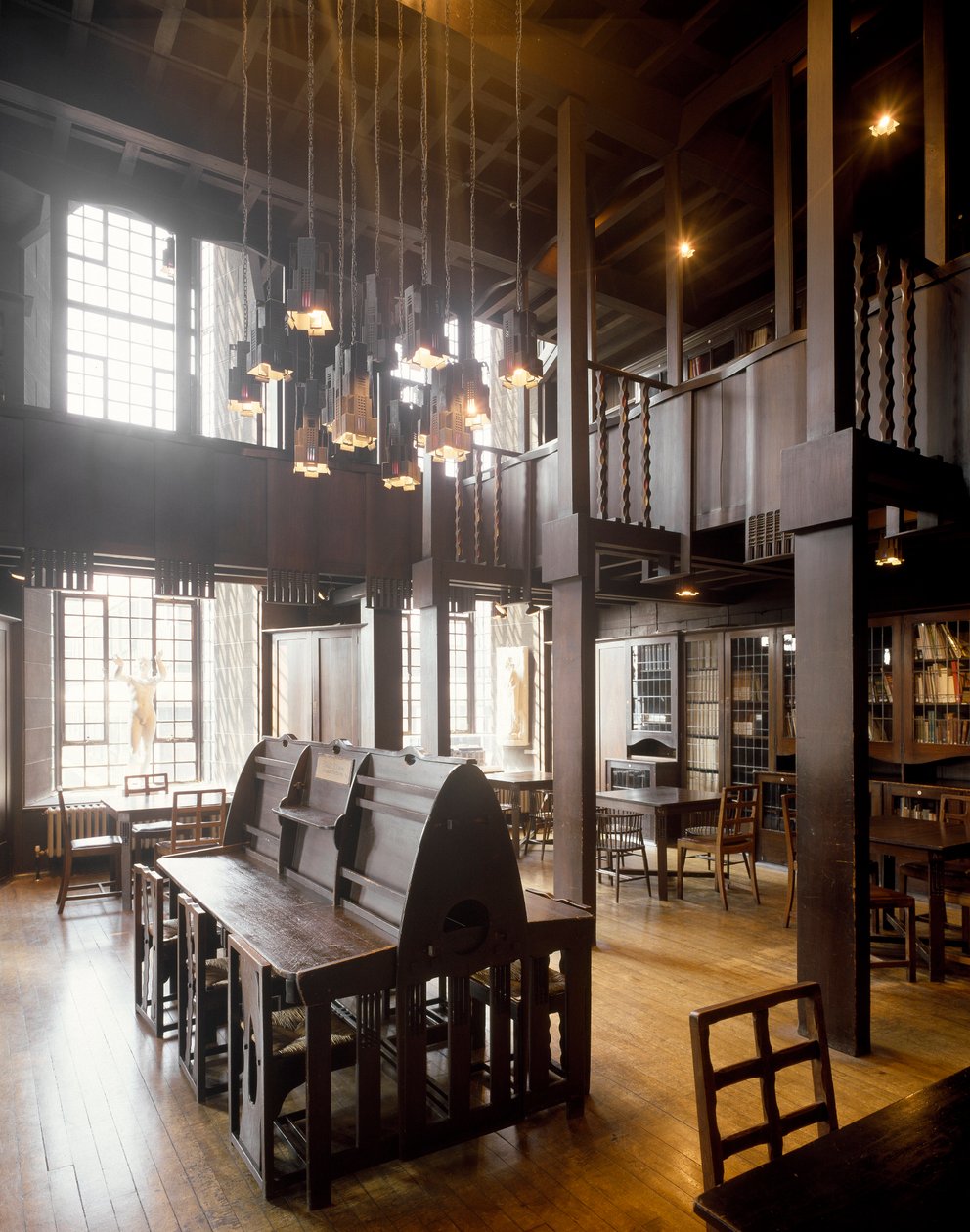 Indvendigt billede af læsesalen på School of Fine Arts designet af arkitekten Charles Rennie Mackintosh (1868-1928) af Charles Rennie Mackintosh