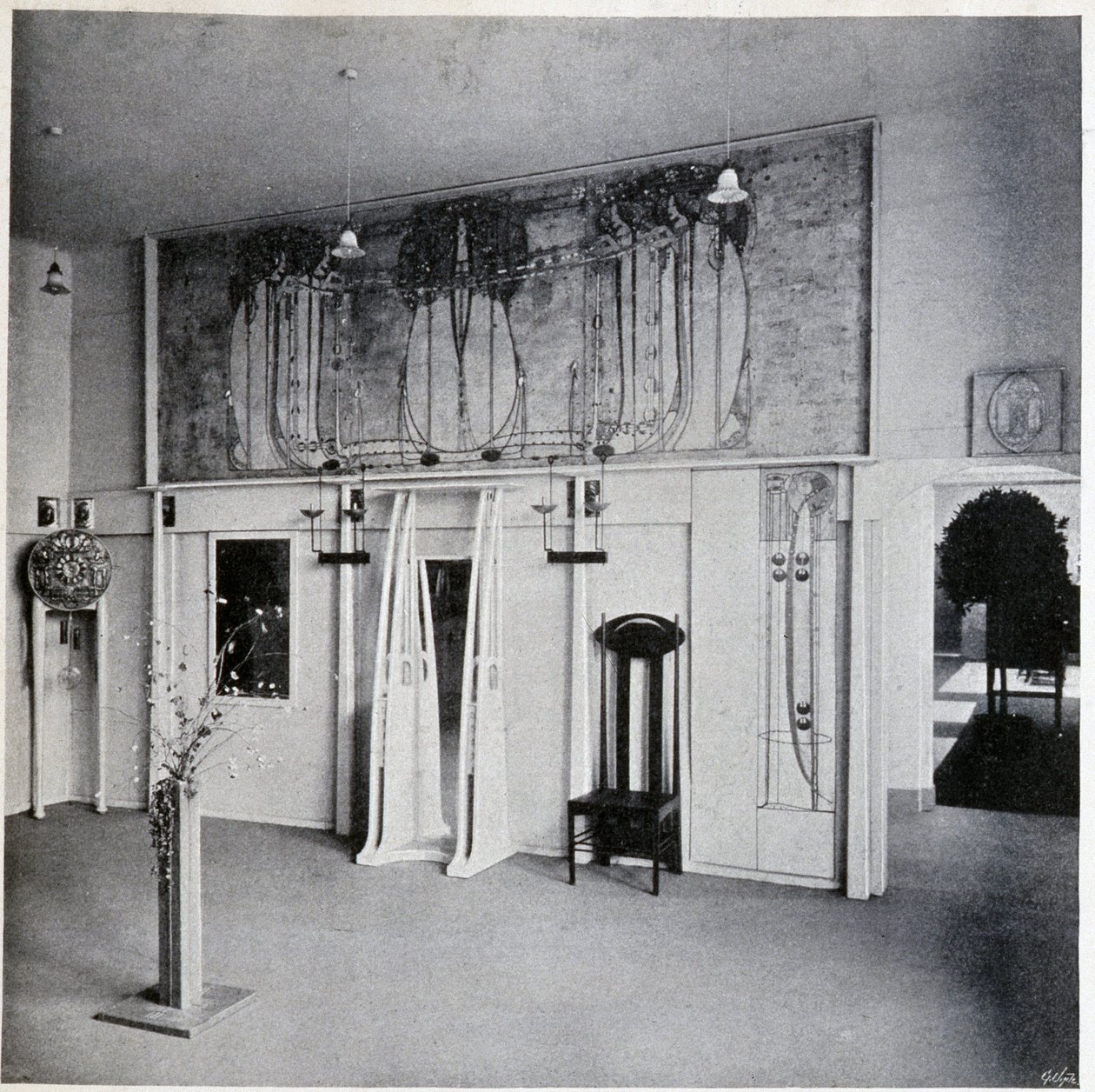 Indvendigt billede af en dekorativ kunstsalon i Wien, omkring 1900 (indretning og møbler af Charles Rennie og Margaret MacDonald Mackintosh) af Charles Rennie Mackintosh