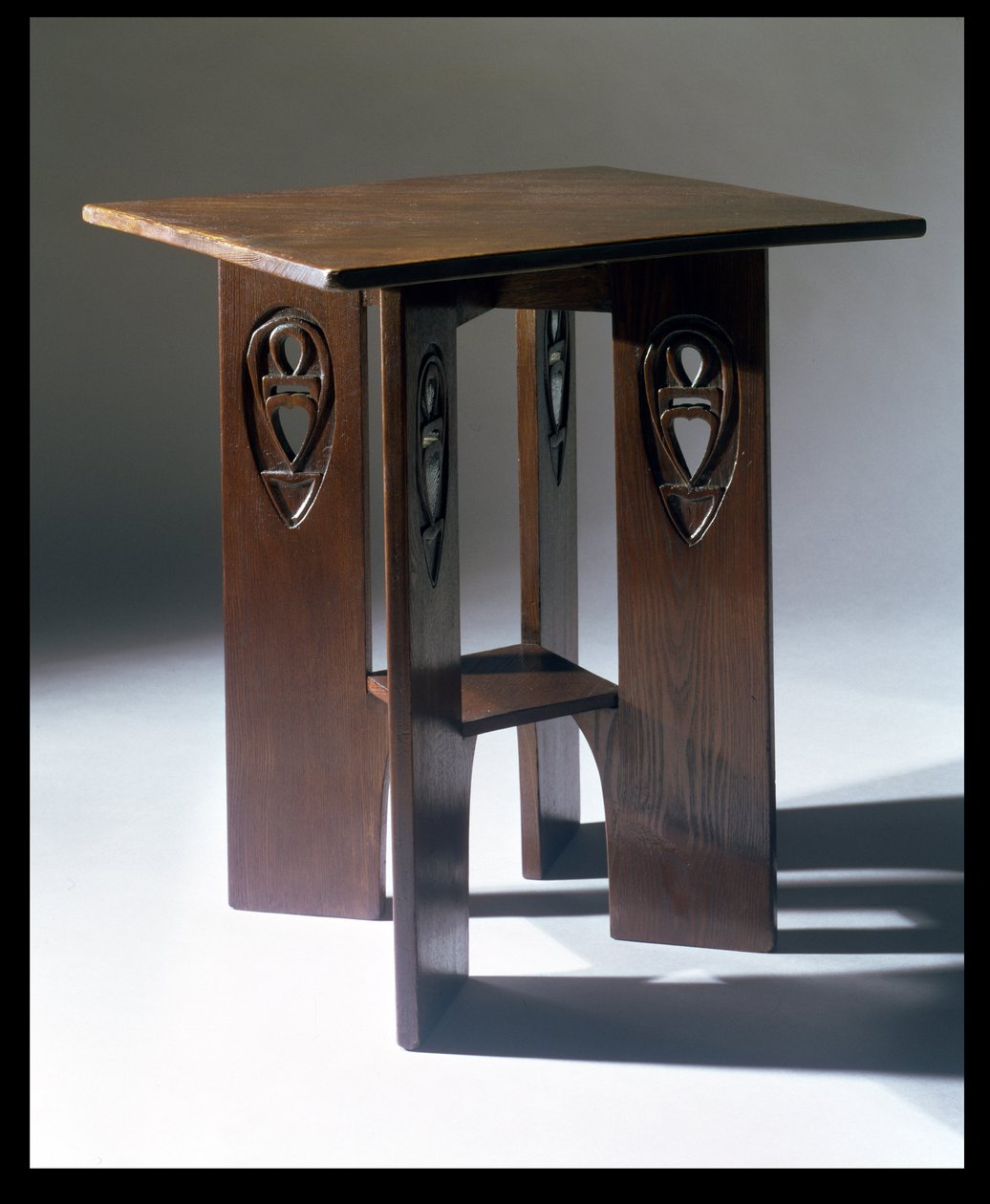 Bord designet til billardrummet i Miss Cranstons Argyle Tearooms, Glasgow, 1897 (eg) af Charles Rennie Mackintosh