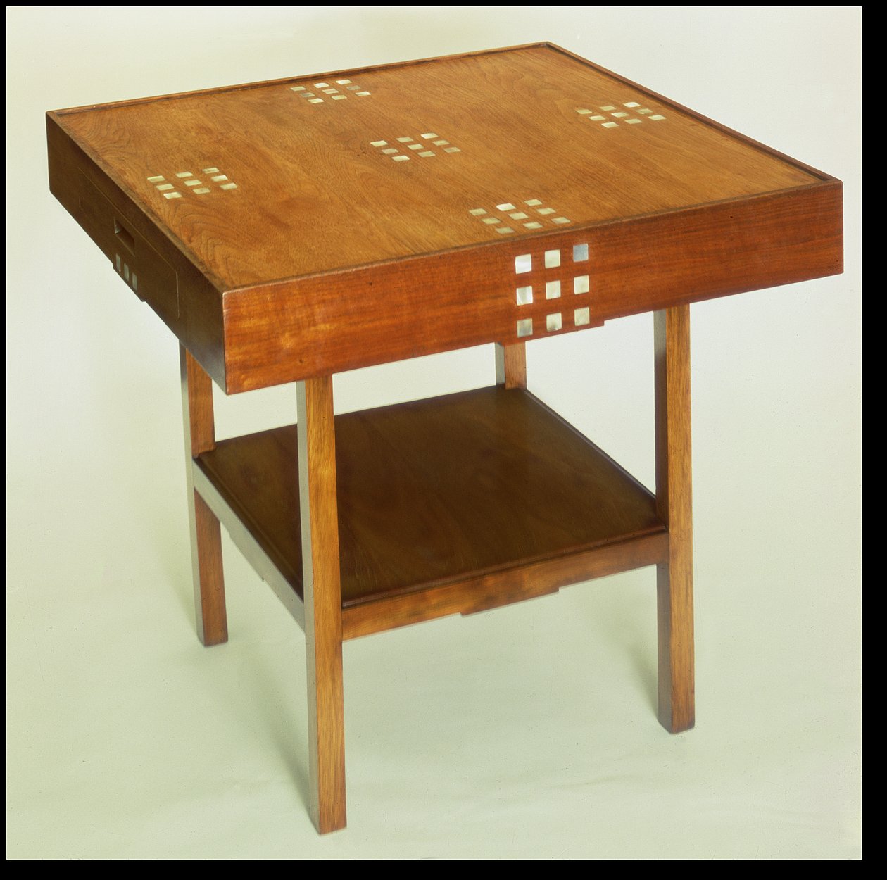 Bord med indlæg af perlemor, 1918 (bejdset mahognitræ med indlæg af perlemor) af Charles Rennie Mackintosh