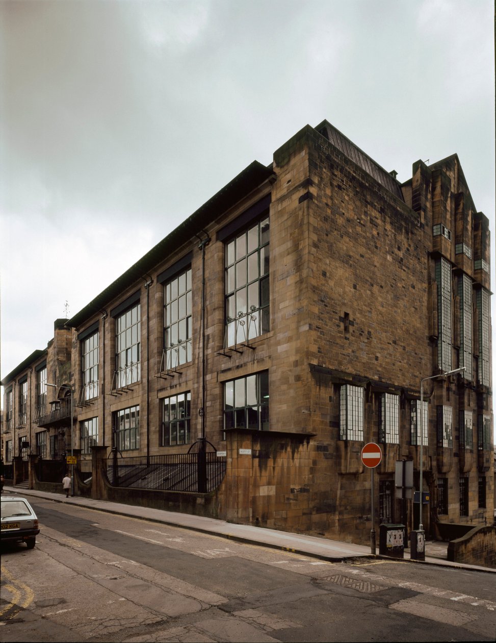 Udsigt over School of Fine Arts designet af arkitekten Charles Rennie Mackintosh (1868-1928) af Charles Rennie Mackintosh