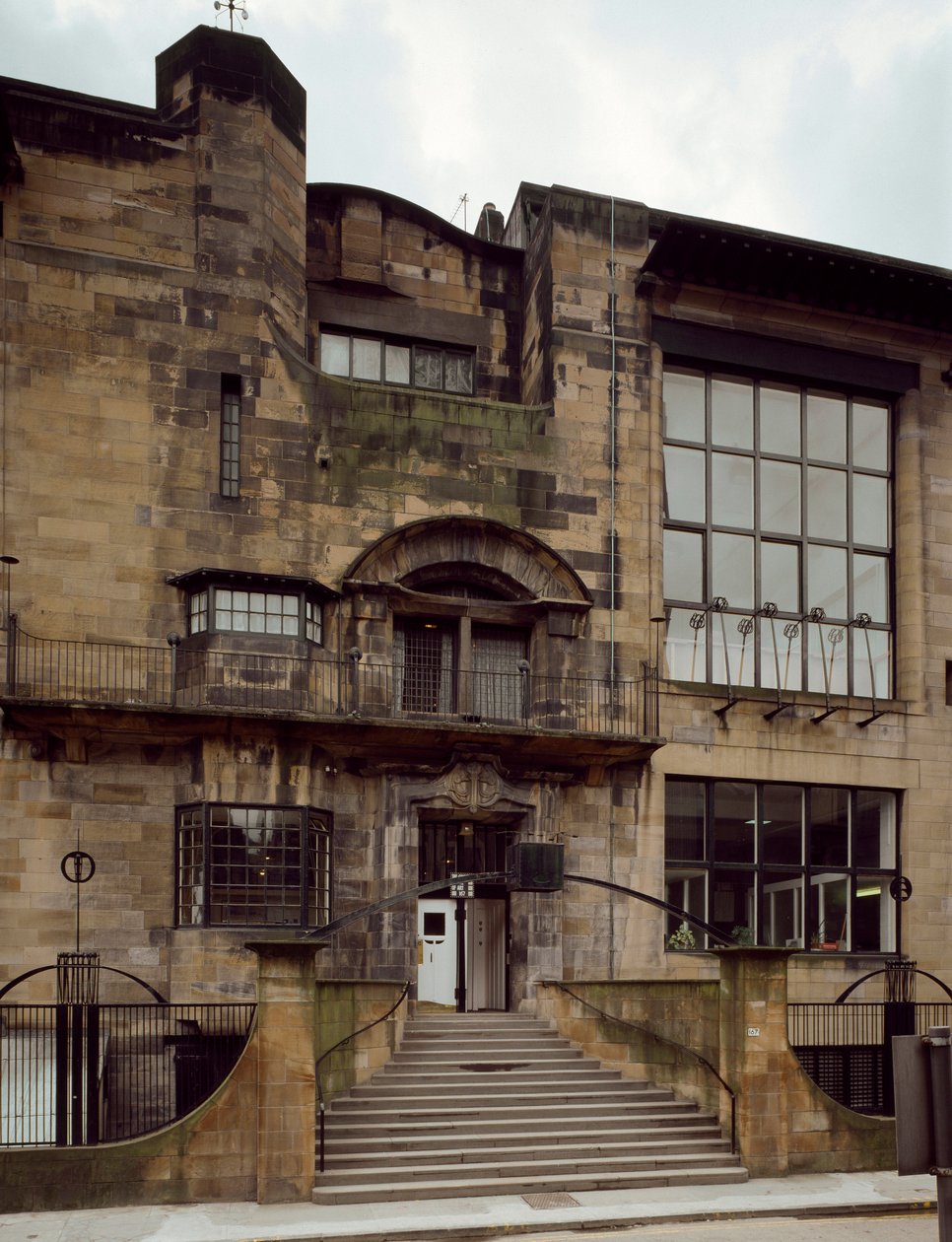 Udsigt over School of Fine Arts designet af arkitekten Charles Rennie Mackintosh (1868-1928) af Charles Rennie Mackintosh