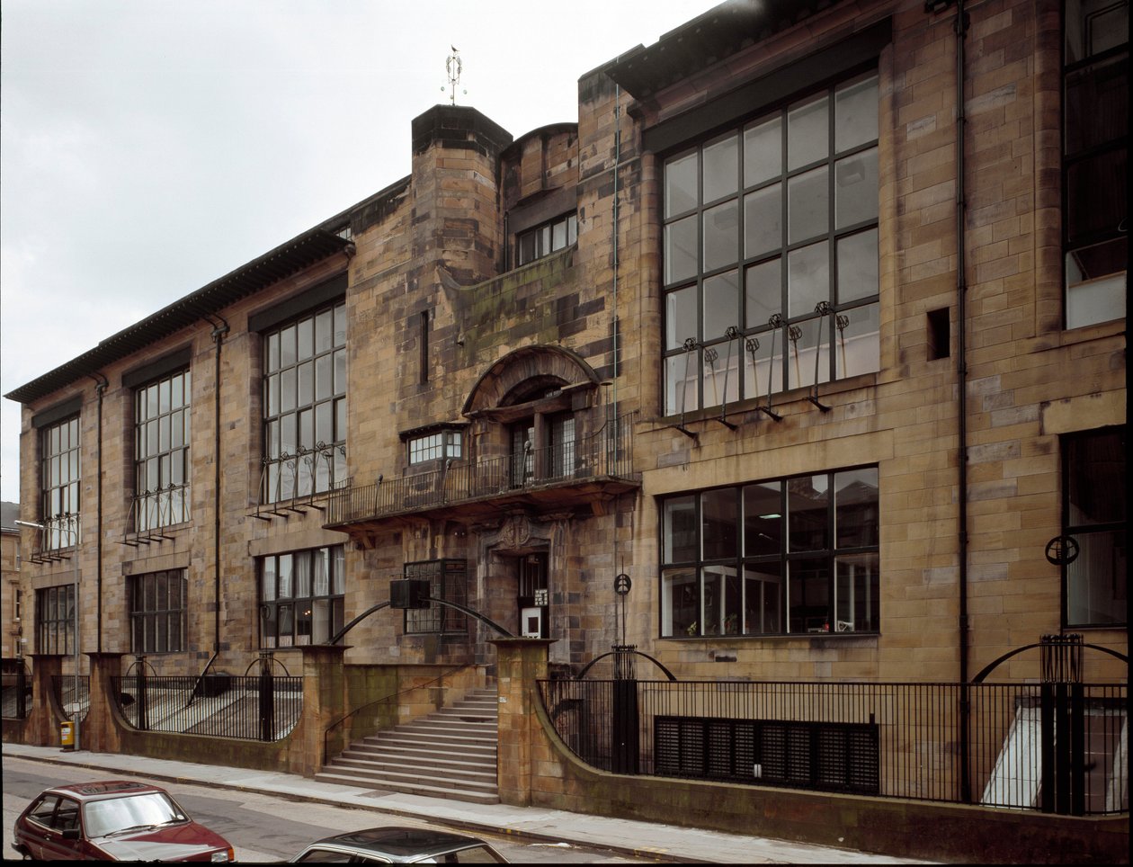 Udsigt over School of Fine Arts designet af arkitekten Charles Rennie Mackintosh (1868-1928) af Charles Rennie Mackintosh