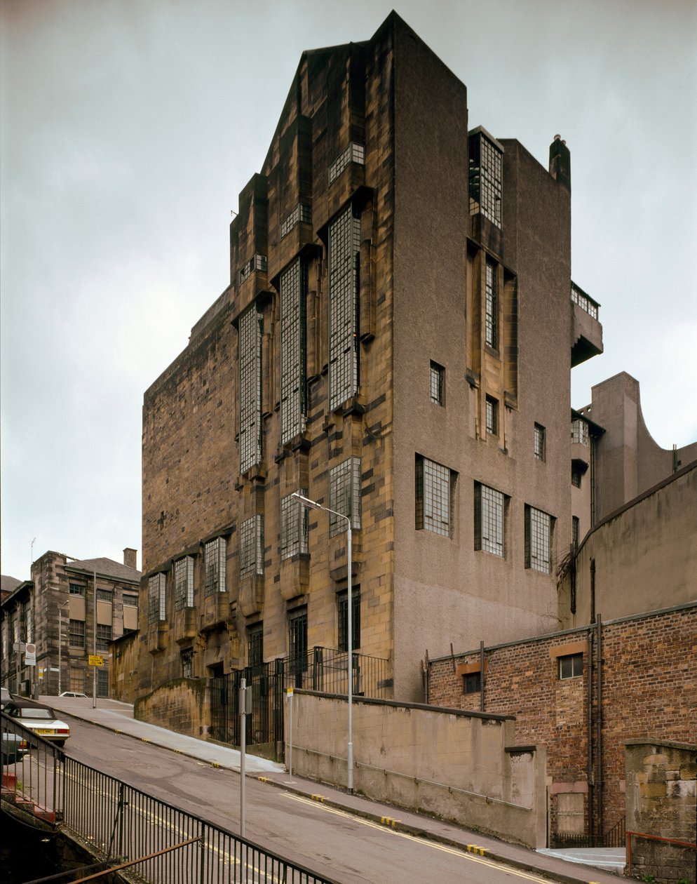 Udsigt over School of Fine Arts designet af arkitekten Charles Rennie Mackintosh (1868-1928) af Charles Rennie Mackintosh