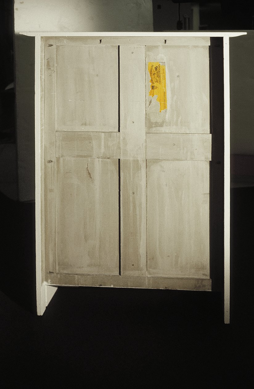 Hvidt skab designet til Mrs. Rowat, 1902 (træ, farvet glas, emalje) af Charles Rennie Mackintosh
