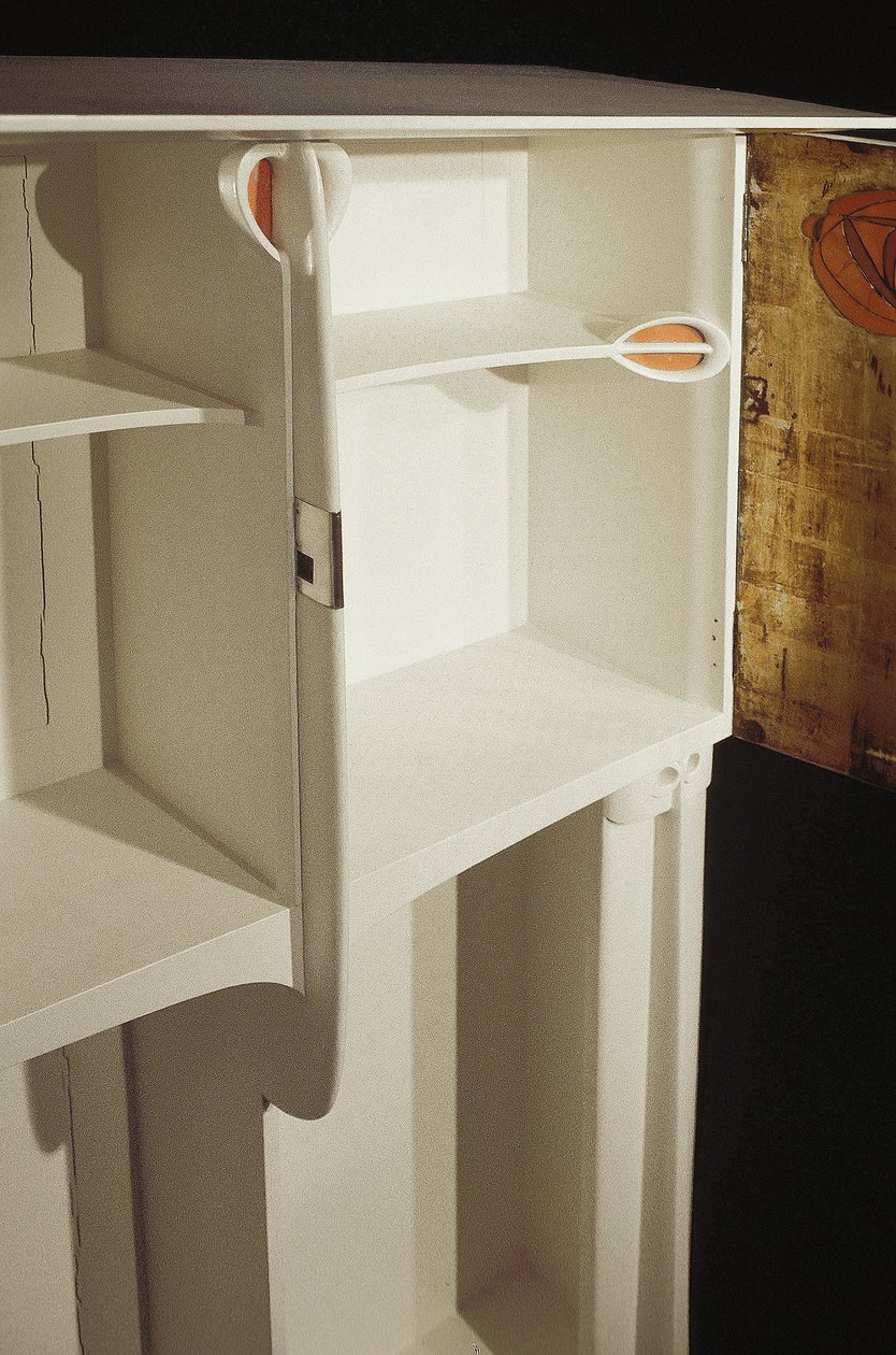 Hvidt skab designet til Mrs. Rowat, 1902 (træ, farvet glas, emalje) af Charles Rennie Mackintosh