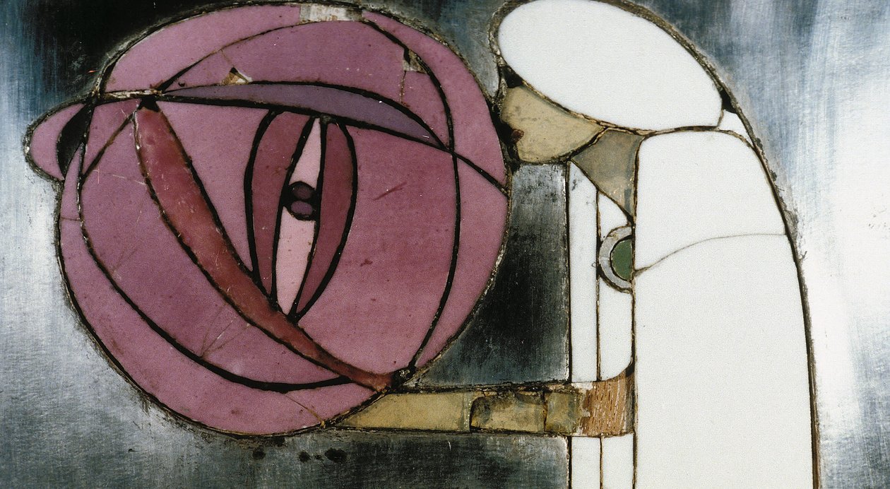 Hvidt skab designet til Mrs. Rowat, 1902 (træ, farvet glas, emalje) af Charles Rennie Mackintosh
