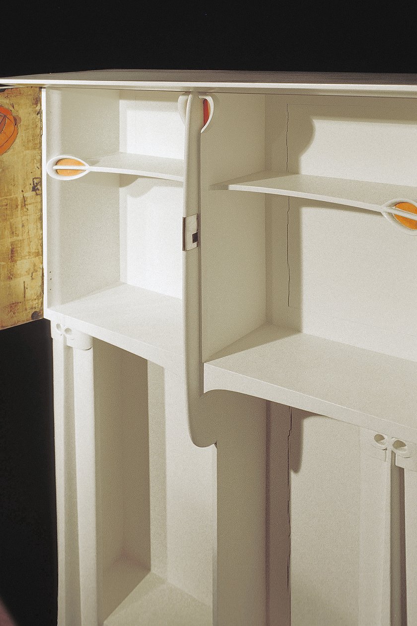 Hvidt skab designet til Mrs. Rowat, 1902 (træ, farvet glas, emalje) af Charles Rennie Mackintosh