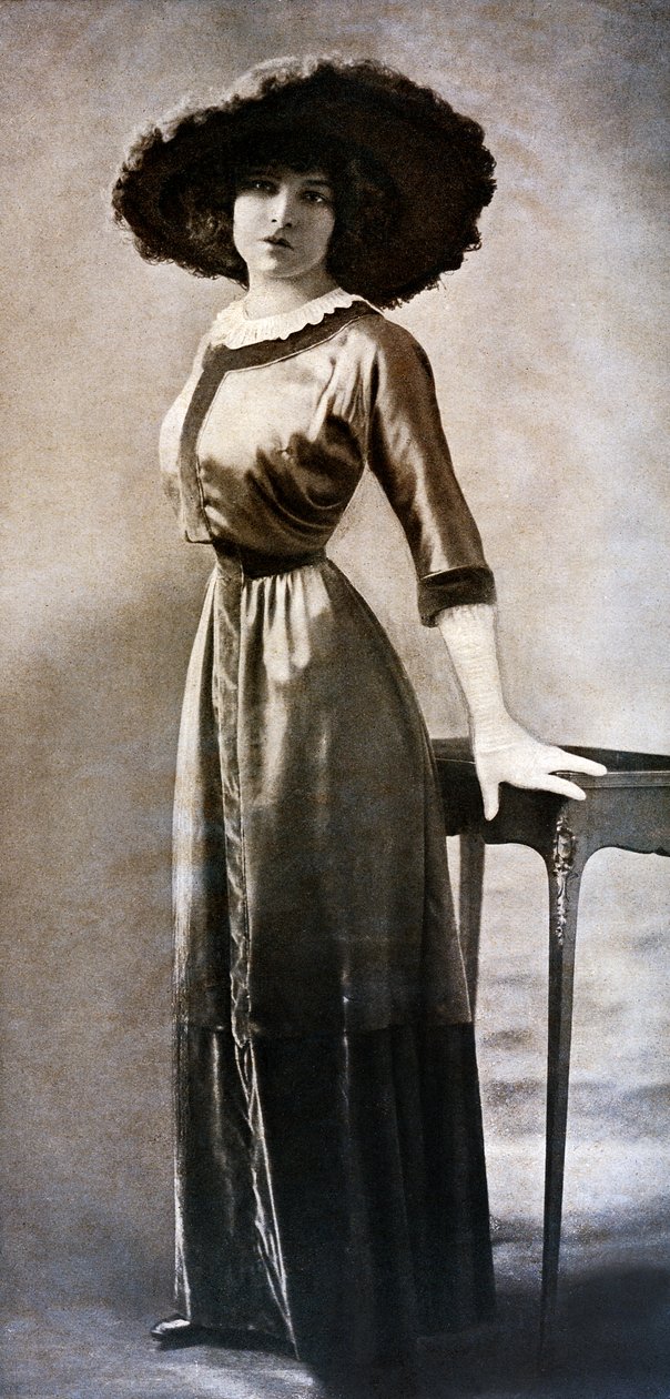 Portræt af Emilie Bouchaud, i taljen på polarhvepsen, omkring 1909 (s/h foto) af Charles Reutlinger