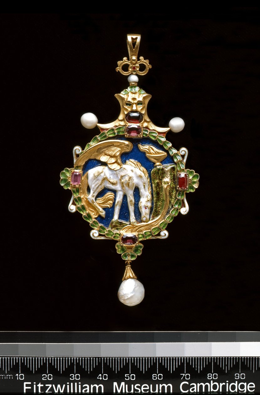 Vedhæng: Pegasus Drinking from the Fountain of Hippocrene (guld, emalje, perle & wc) af Charles Ricketts