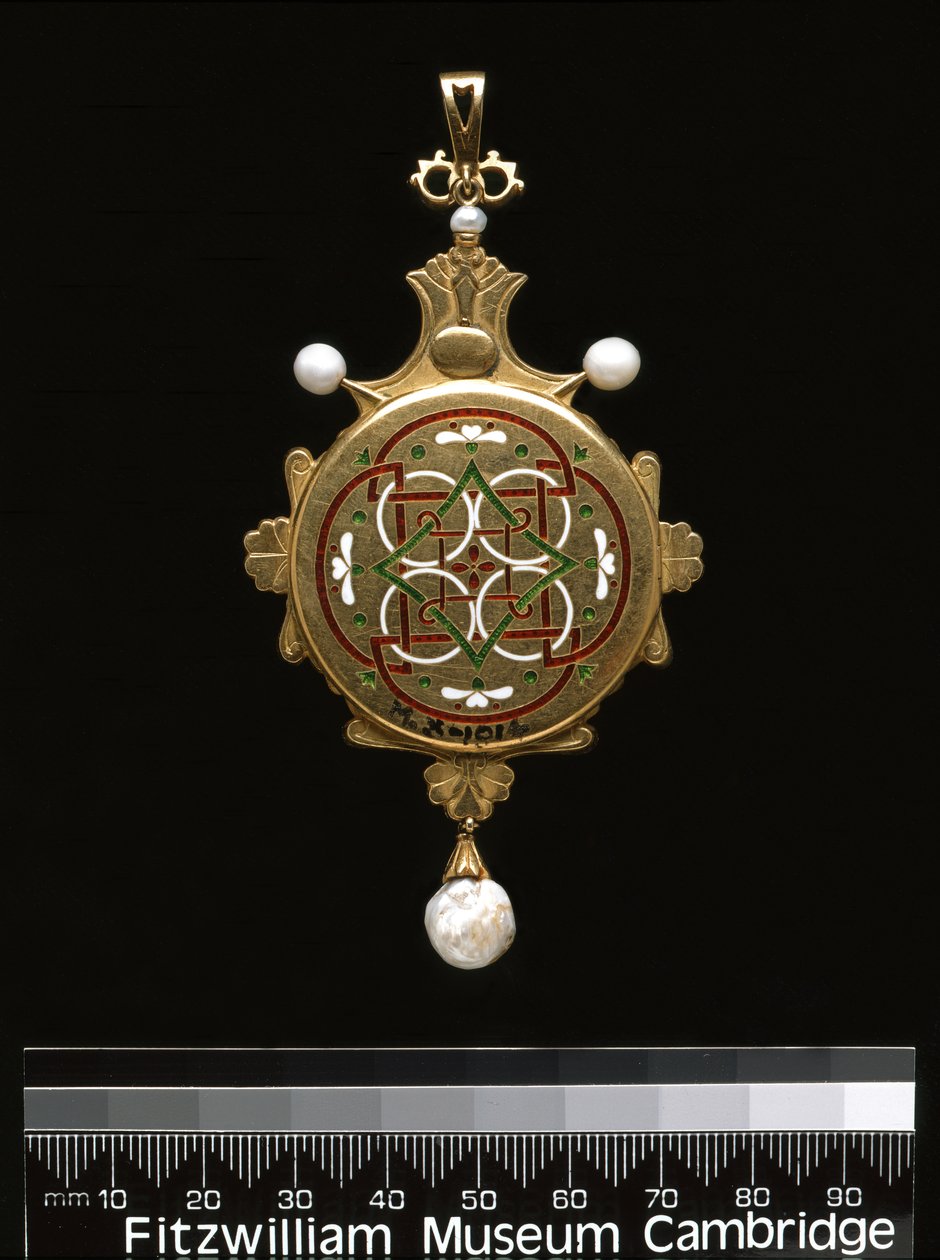 Bagsiden af vedhæng (guld, emalje, perle & wc) af Charles Ricketts