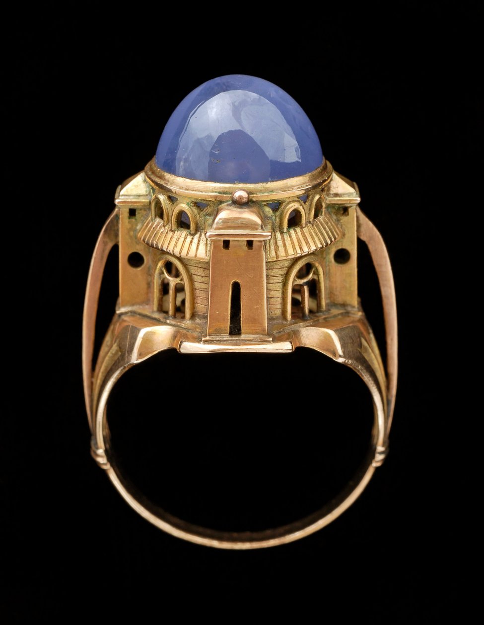 Sabbatai-ringen, 1904 (guld med en cabochon-stjerne safir) af Charles Ricketts