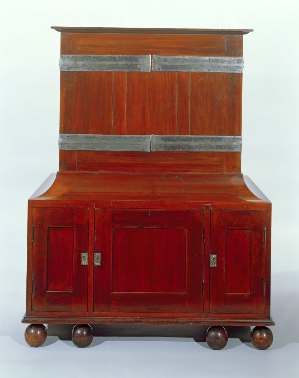 Skab - set bagfra, 1898 (mahogni og hvid kristtorn) af Charles Robert Ashbee