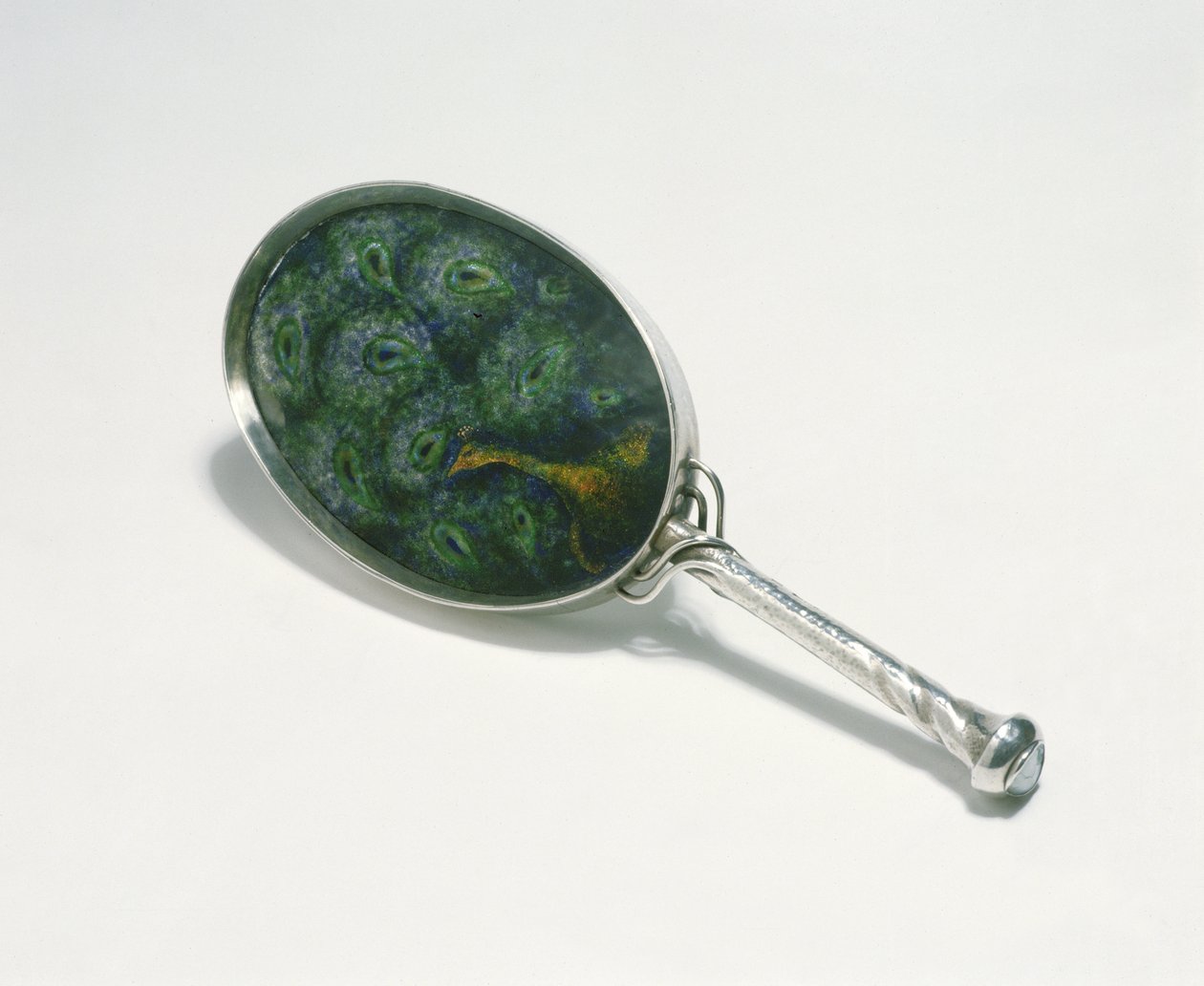 Håndspejl designet af Ashbee med påfugledesign emaljeret af William Mark, lavet af håndværkslauget, 1903 (sølv) af Charles Robert Ashbee