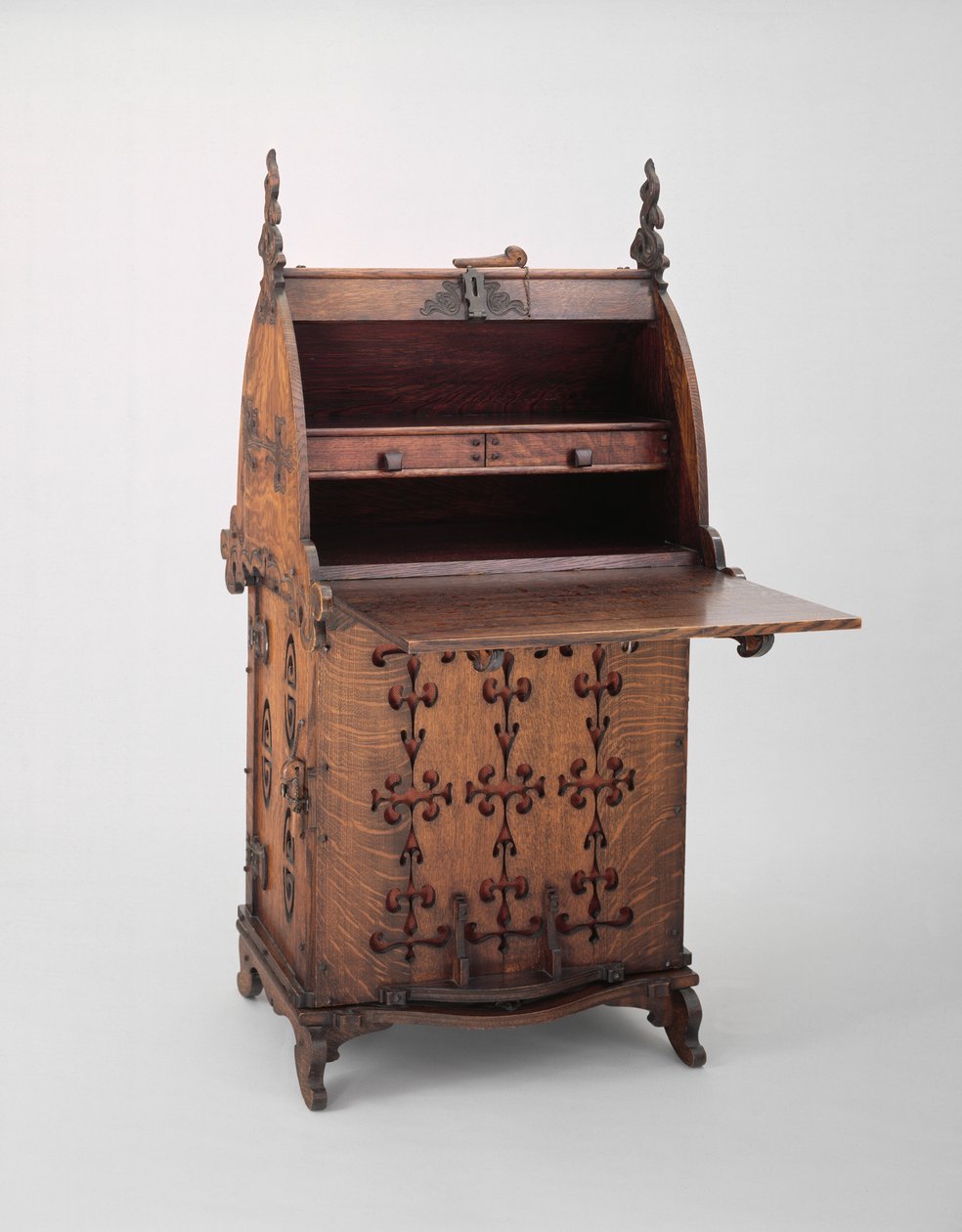 Skrivebord, ca. 1889 (egetræ, jern, maling og jute) af Charles Rohlfs