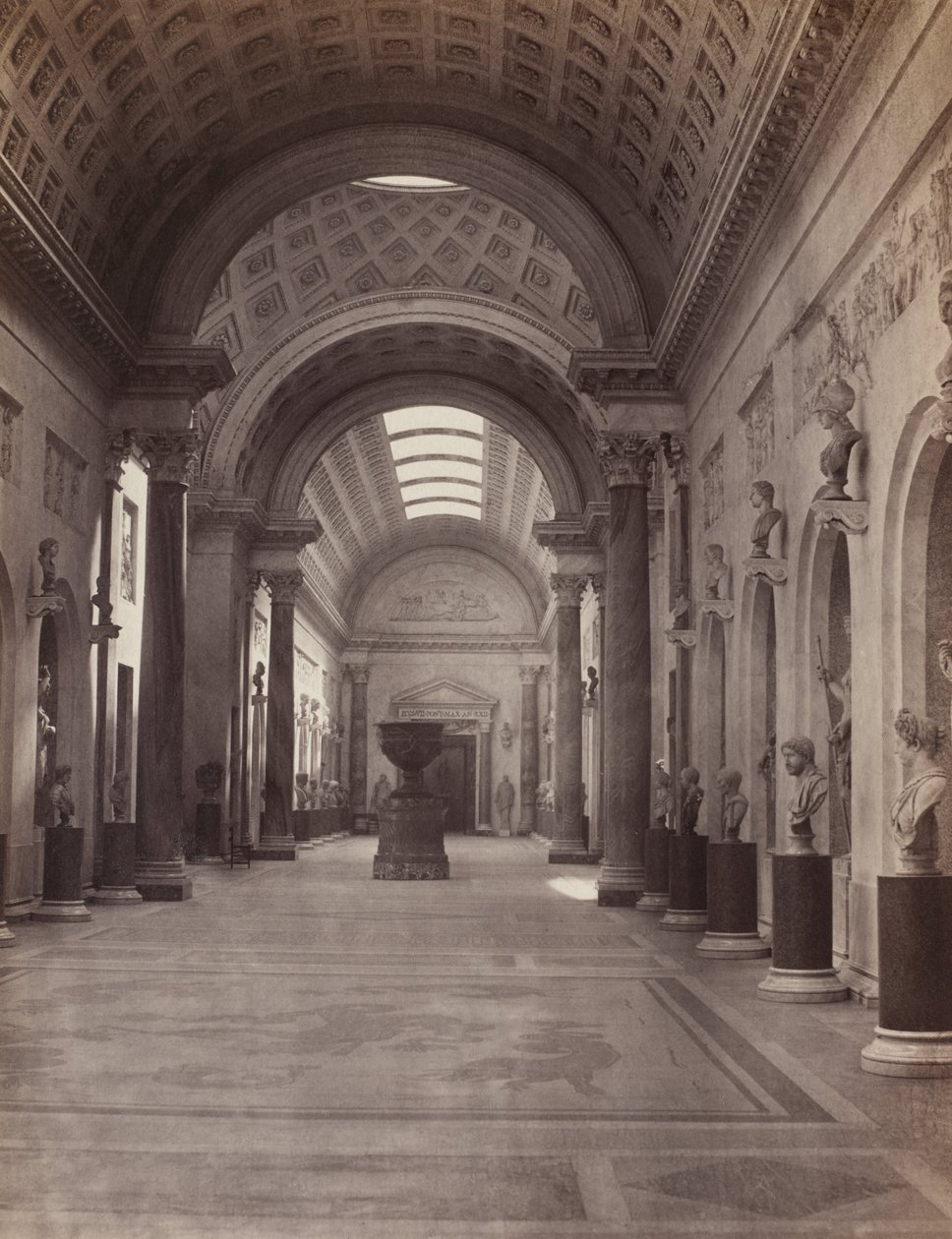 Vatikanet: Galerie Nuovo Braccio, ca. 1860 (albumintryk fra et collodion-negativ) af Charles Soulier
