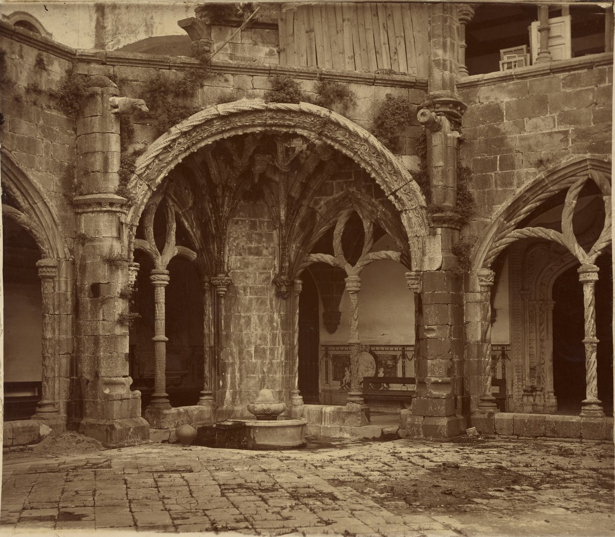 [Stilhedens klostergang, Santa Cruz de Coimbra-klostret] af Charles Thurston Thompson