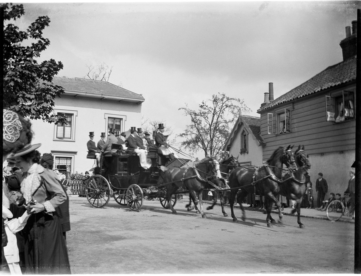 En hestetrukket bus kører forbi en gruppe hytter, Greater London Authority, 1895-1905. af Charles William Prickett