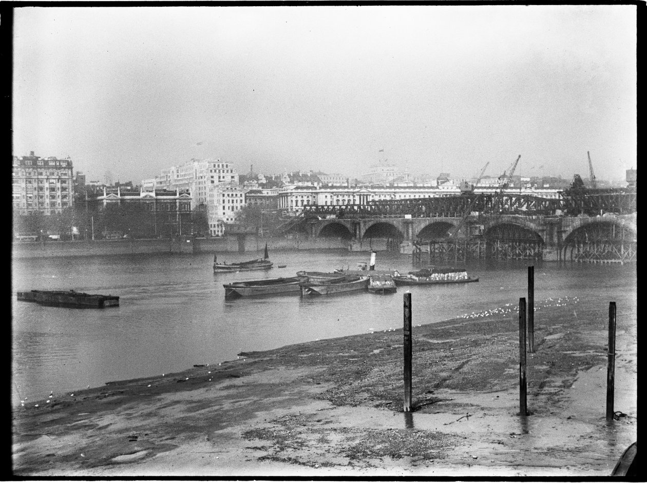 Nedrivning af Waterloo Bridge, City of Westminster, Greater London Authority, 1936. af Charles William Prickett