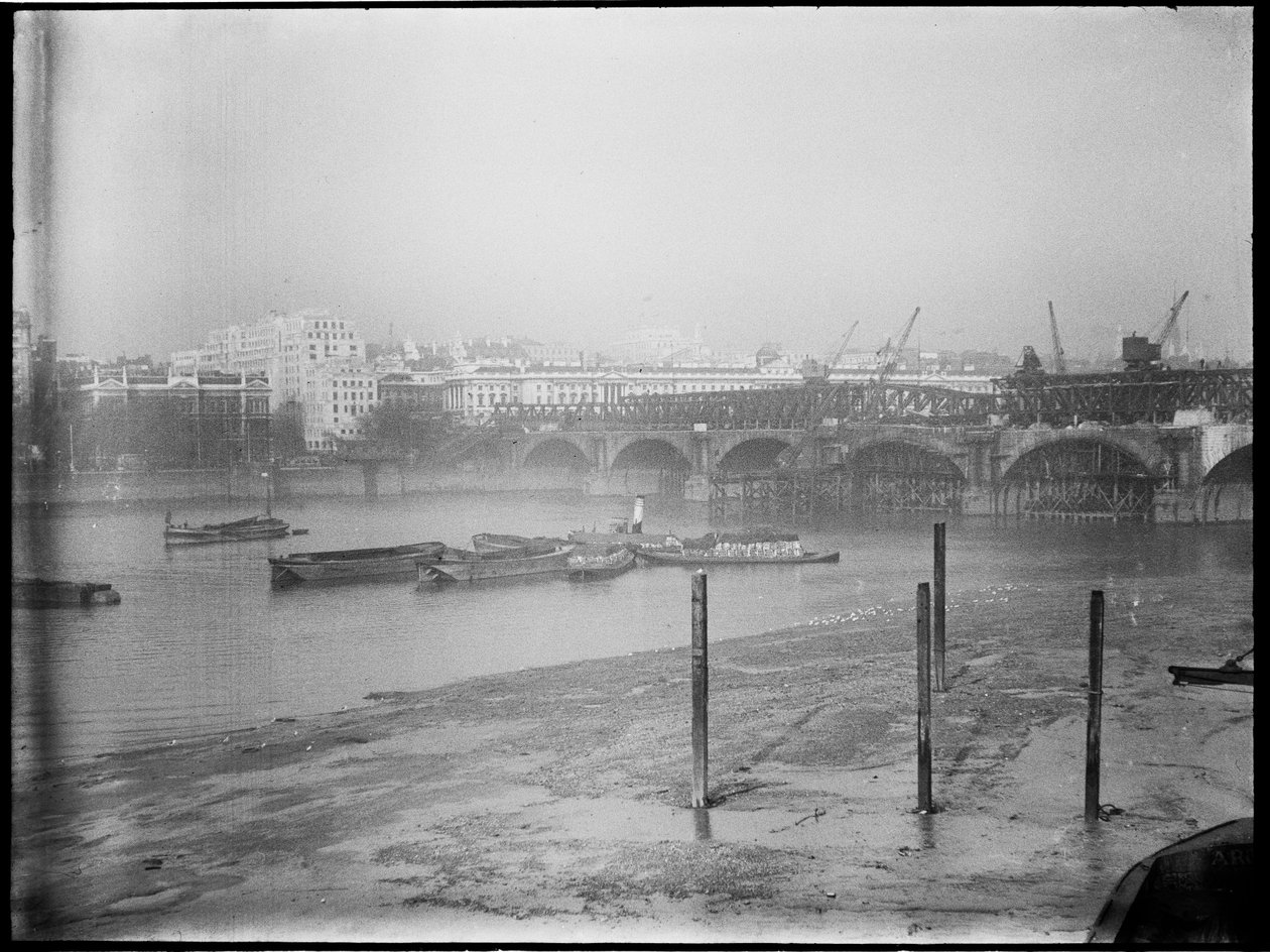 Nedrivning af Waterloo Bridge, City of Westminster, Greater London Authority, 1936. af Charles William Prickett