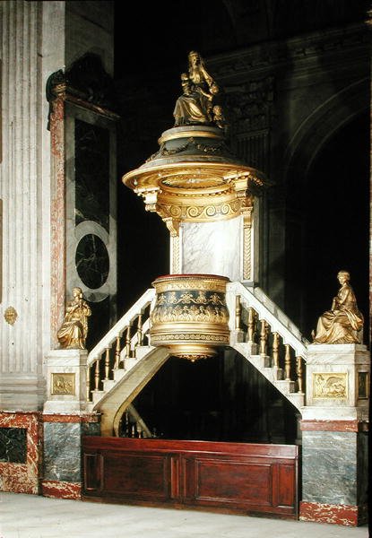 Prædikestol med forgyldte figurer af Faith and Hope af Guesdon og Charity af Dumont af Charles de Wailly