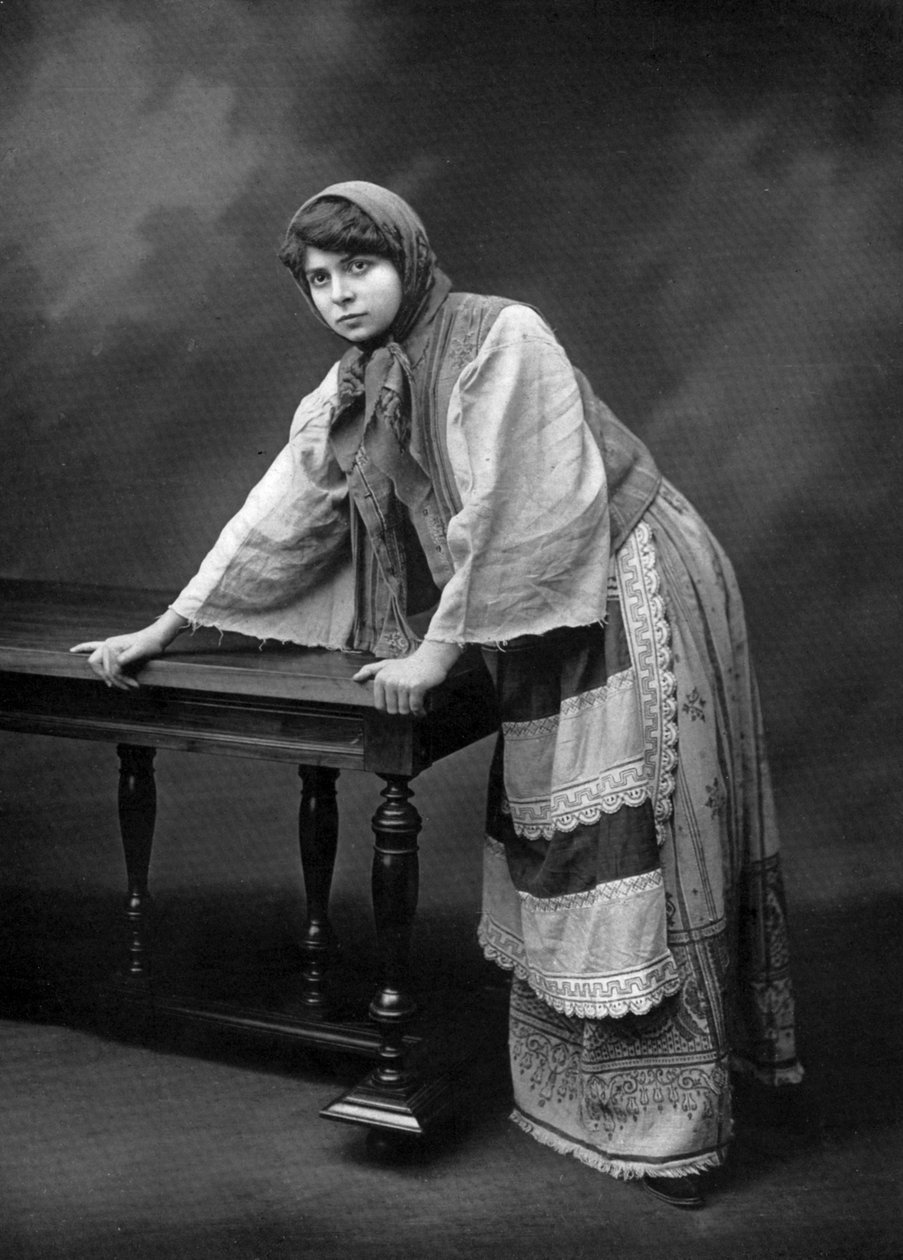 Den franske skuespillerinde Jane Rosni-Derys som Sonia Randzew i skuespillet "Les revoltes", Paris, foto af Cheri Rousseau og Glauth fra det franske blad "Le theatre" december 1908 af Cheri Rousseau