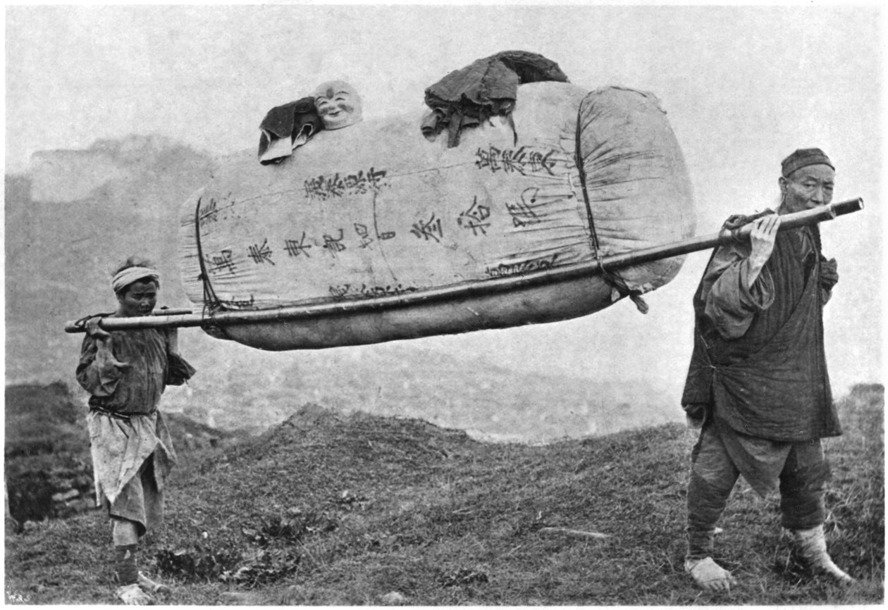 Coolies, der bærer bomuld, 1901 af Chinese Photographer