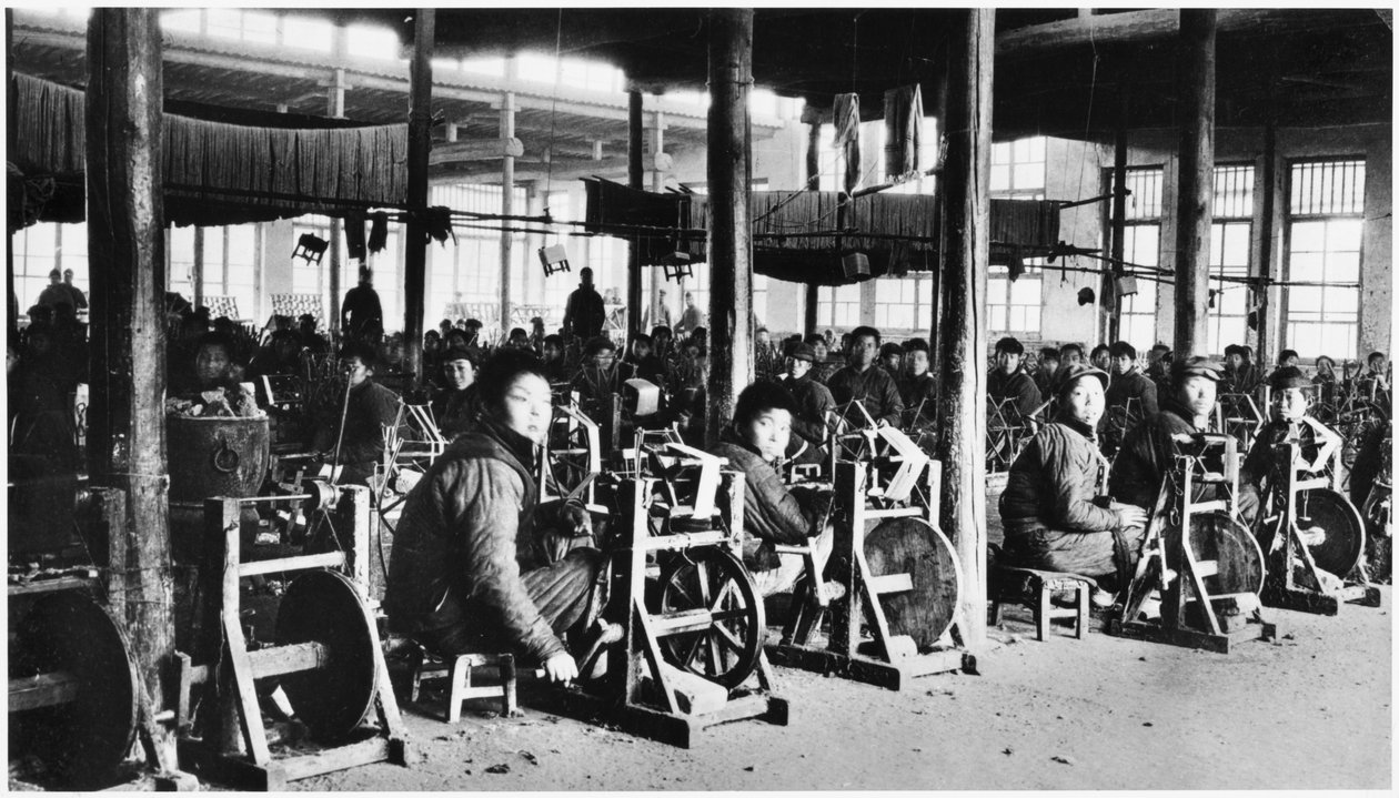 Fabrik drevet af kinesere i nærheden af Chihsien, ca.1930 af Chinese Photographer