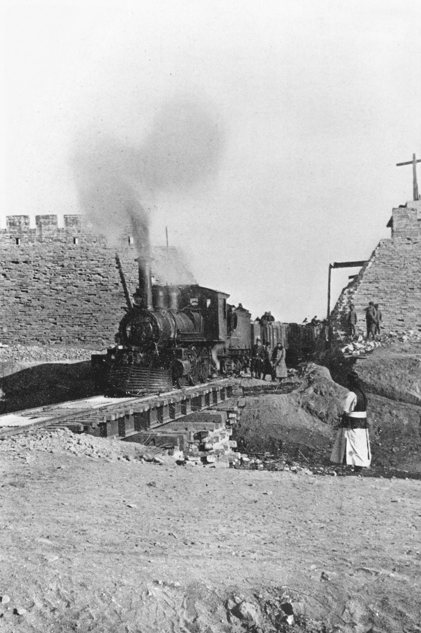 Første tog passerer gennem muren i Peking, Kina, ca. 1900 af Chinese Photographer