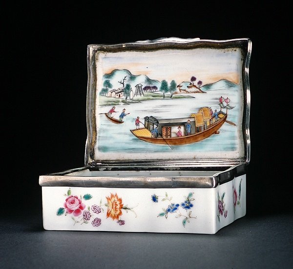 A Mughal Snuff Box, Qianlong Period (1736-95) c.1760 (porcelæn) (se også 314538) af Chinese School