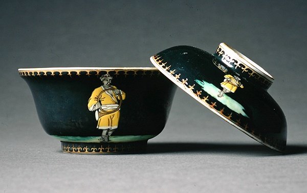 En sukkerskål og låg, Qianlong Period (1736-95) ca. 1740 (porcelæn) (se også 314531) af Chinese School