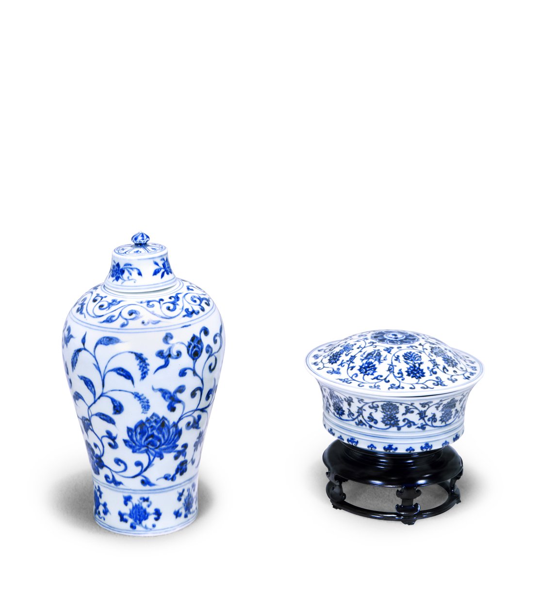 Blå og hvid dækket skål, dekoreret med lotusruller og 8 buddhistiske emblemer, med mærke af Yuande; blå og hvid Meiping med dæksel, dekoreret med lotus- og vandplanter, Yung-lo periode (cera af Chinese School