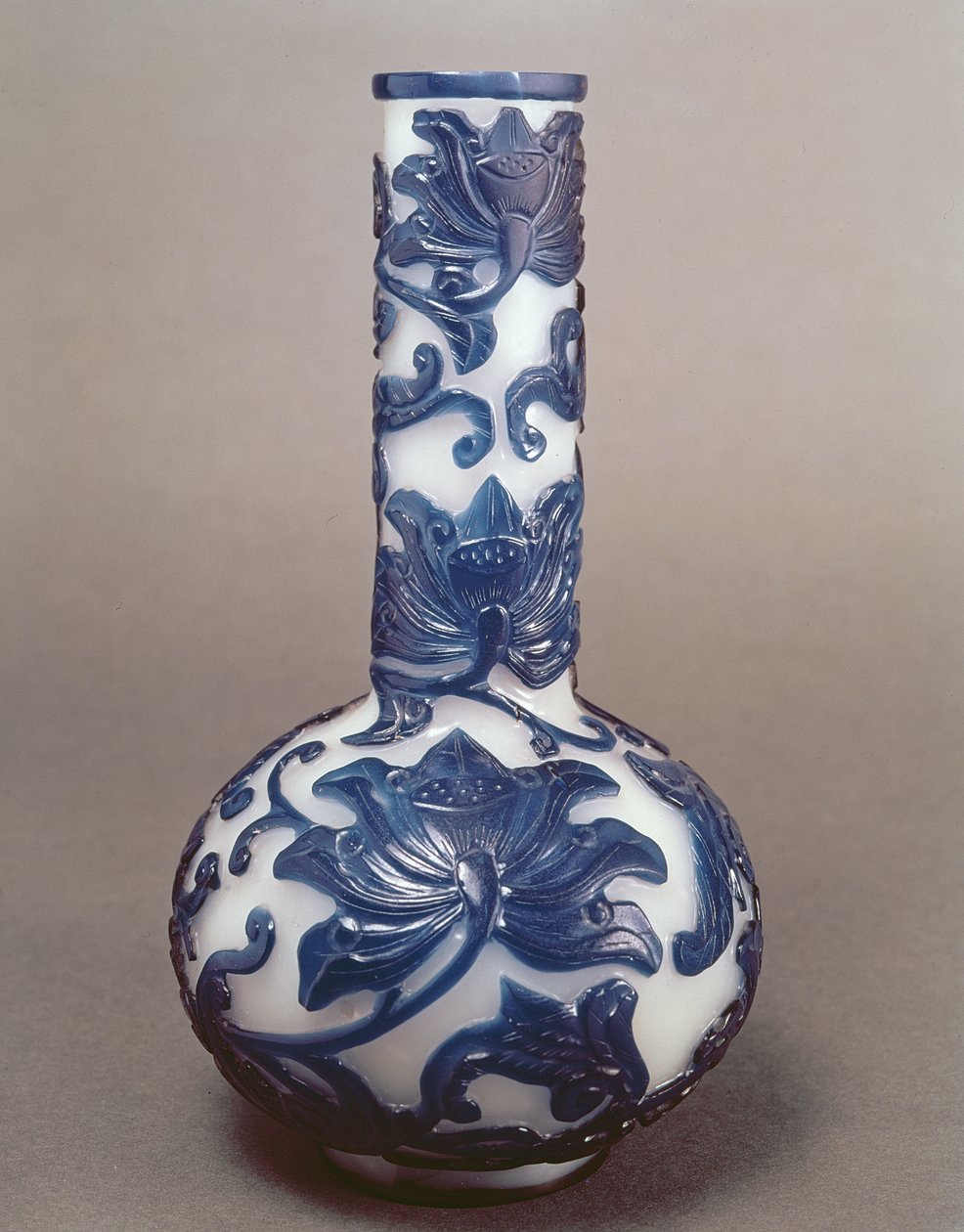 Kinesisk blå og hvid cameo glasflaske, Chien Lung periode (1736-95) af Chinese School