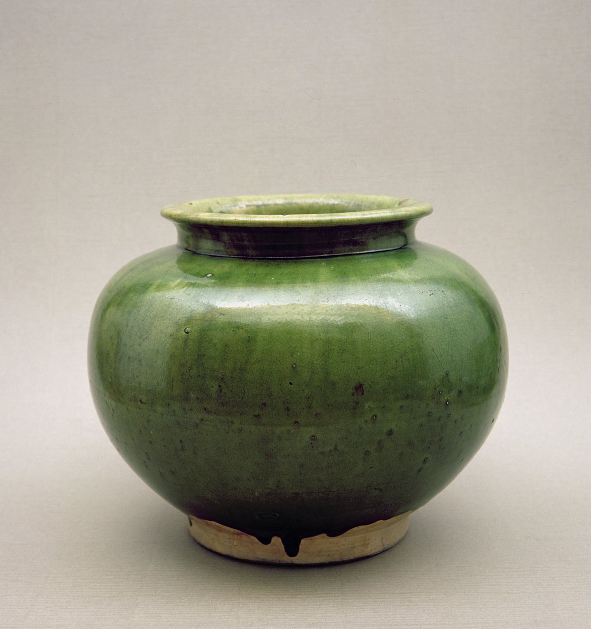 Kinesisk krukke, Yueh ware, Six Dynasties (265-589AD) (celadon ware) af Chinese School