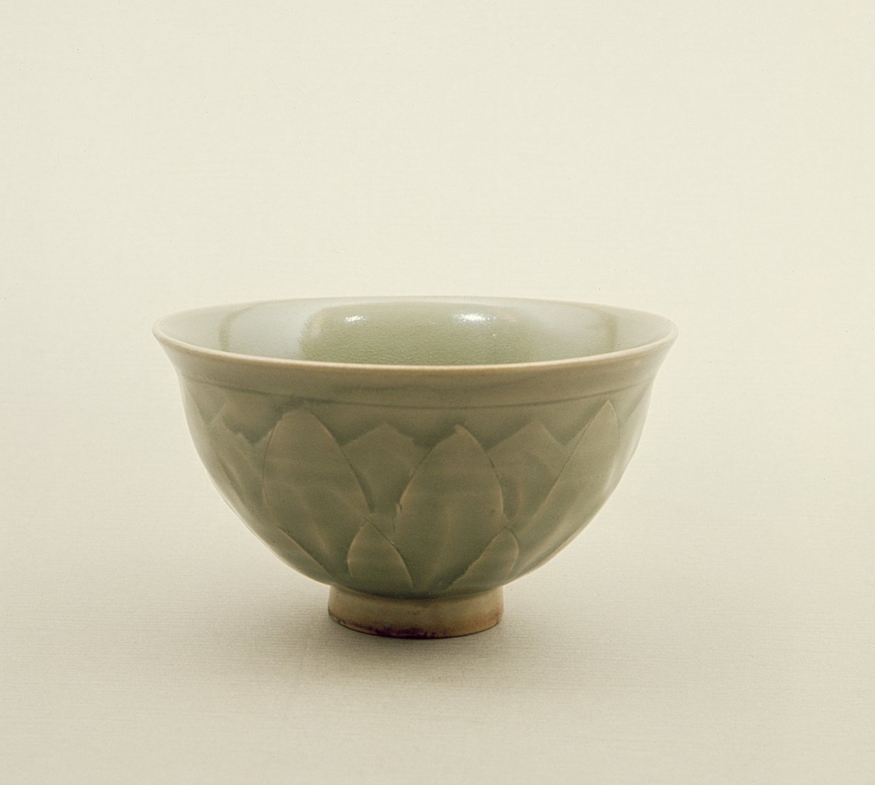Northern celadon skål, dekoreret med lotus kronblad design, Sung Dynasty (960-1280) (celadon ware) af Chinese School