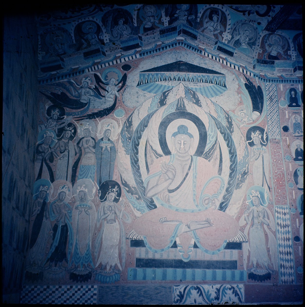 Shakyamuni Buddha prædiker, omgivet af Bodhisattvaer og Aspareser, Nanbeichao II periode, 501-580 AD (hulemaleri) af Chinese School