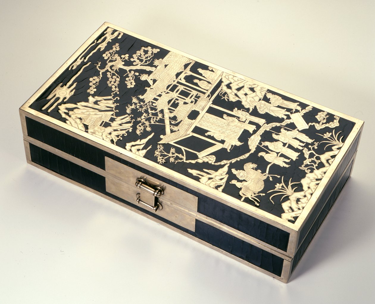 Dokument- eller ægteskabsæske, med figurer i et bjerglandskab, Wan Li periode 1573-1619 (lakeret træ med pai-tung hvid messingindlæg) af Chinese School Chinese School