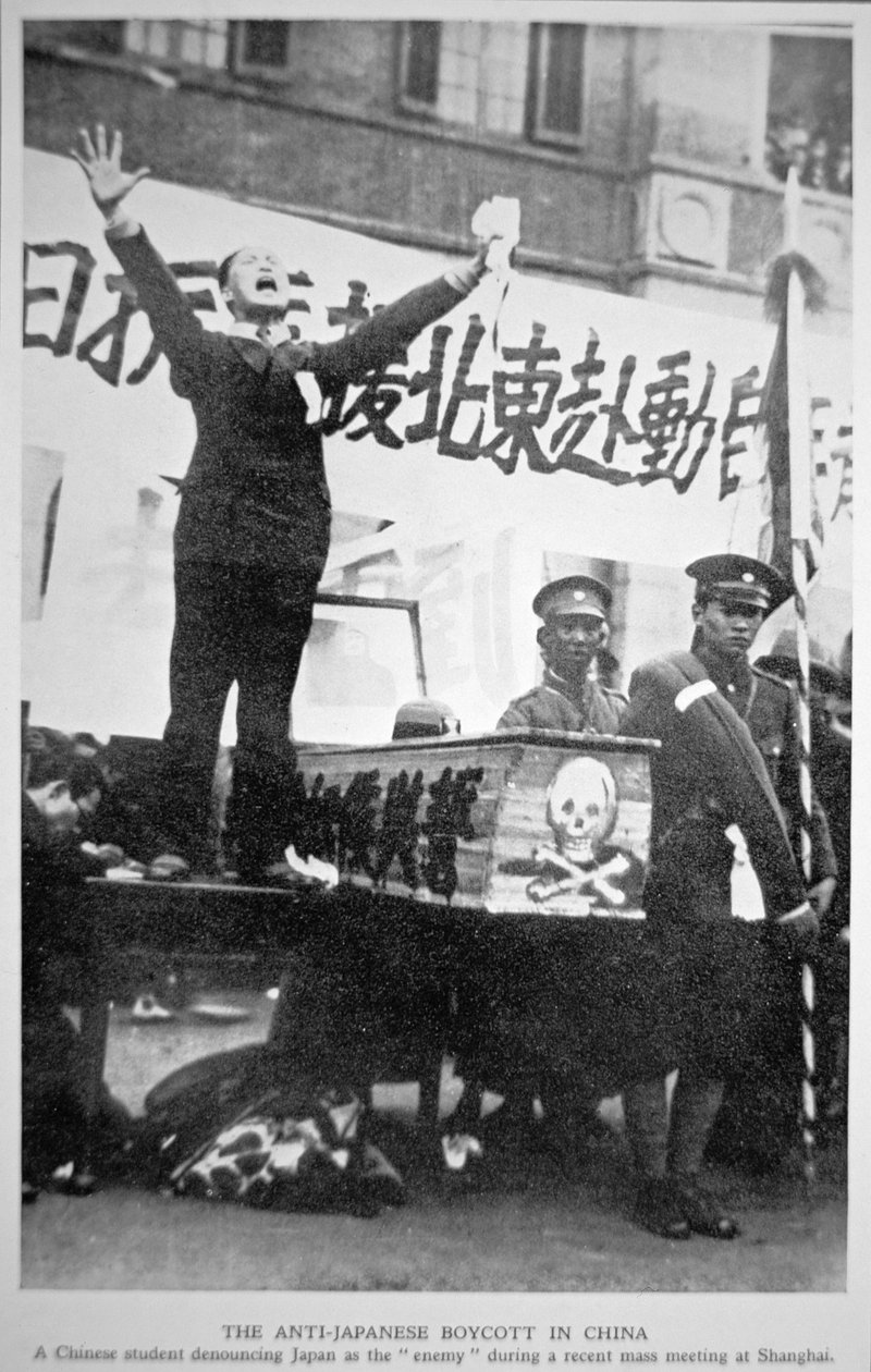 En kinesisk studerende fordømmer Japan som fjenden ved et massemøde i Shanghai som en del af den kinesiske anti-japanske boykot i 1932 af Chinese Photographer
