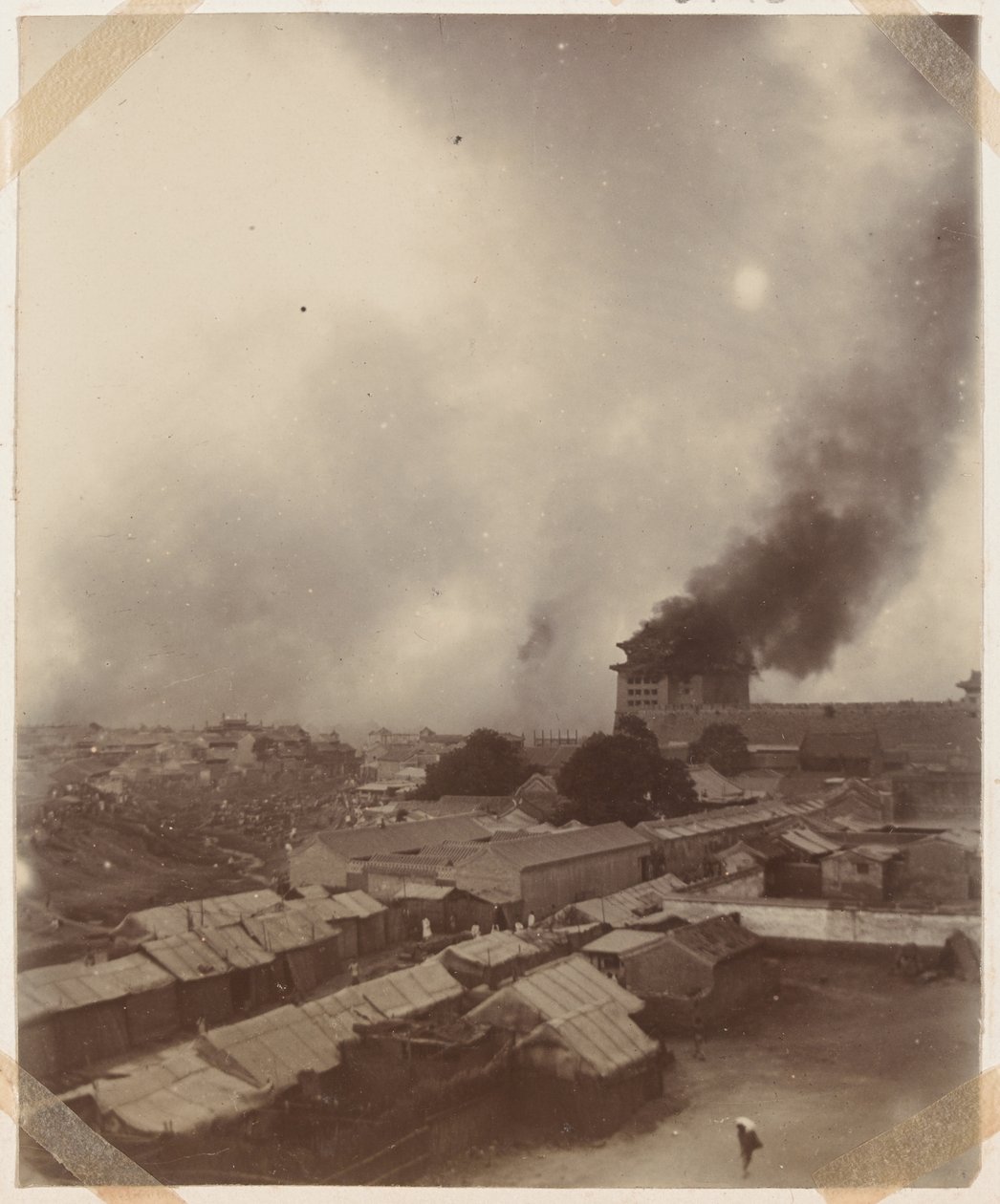 En stor brand ved hovedporten til Peking, 1900 af Chinese Photographer