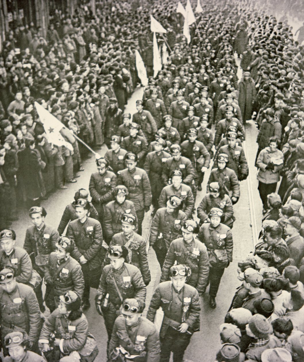 Kinesisk lægekorps forlod Shanghai til Korea i 1951 (s/h foto) af Chinese Photographer
