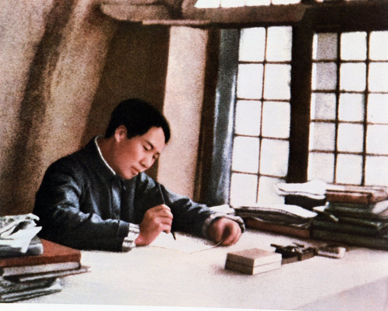 Mao skriver sit værk ""Fra langvarig krig"" i en hule i Yenan af Chinese Photographer