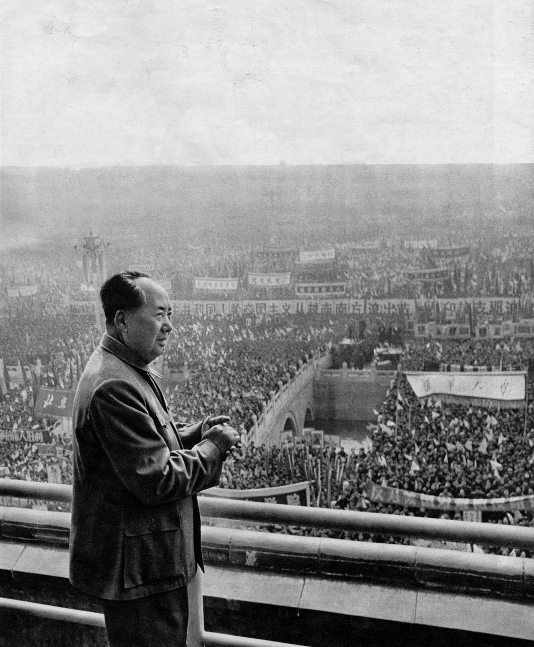 Portræt af det kinesiske statsoverhoved Mao Tse-Tung (Mao Ze-Dong eller Mao Zedong eller Mao Tse Toung eller Mao Tso Tong) (1893-1976) under kommunistpartiets mindehøjtidelighed. Kina, omkring 1960. af Chinese Photographer