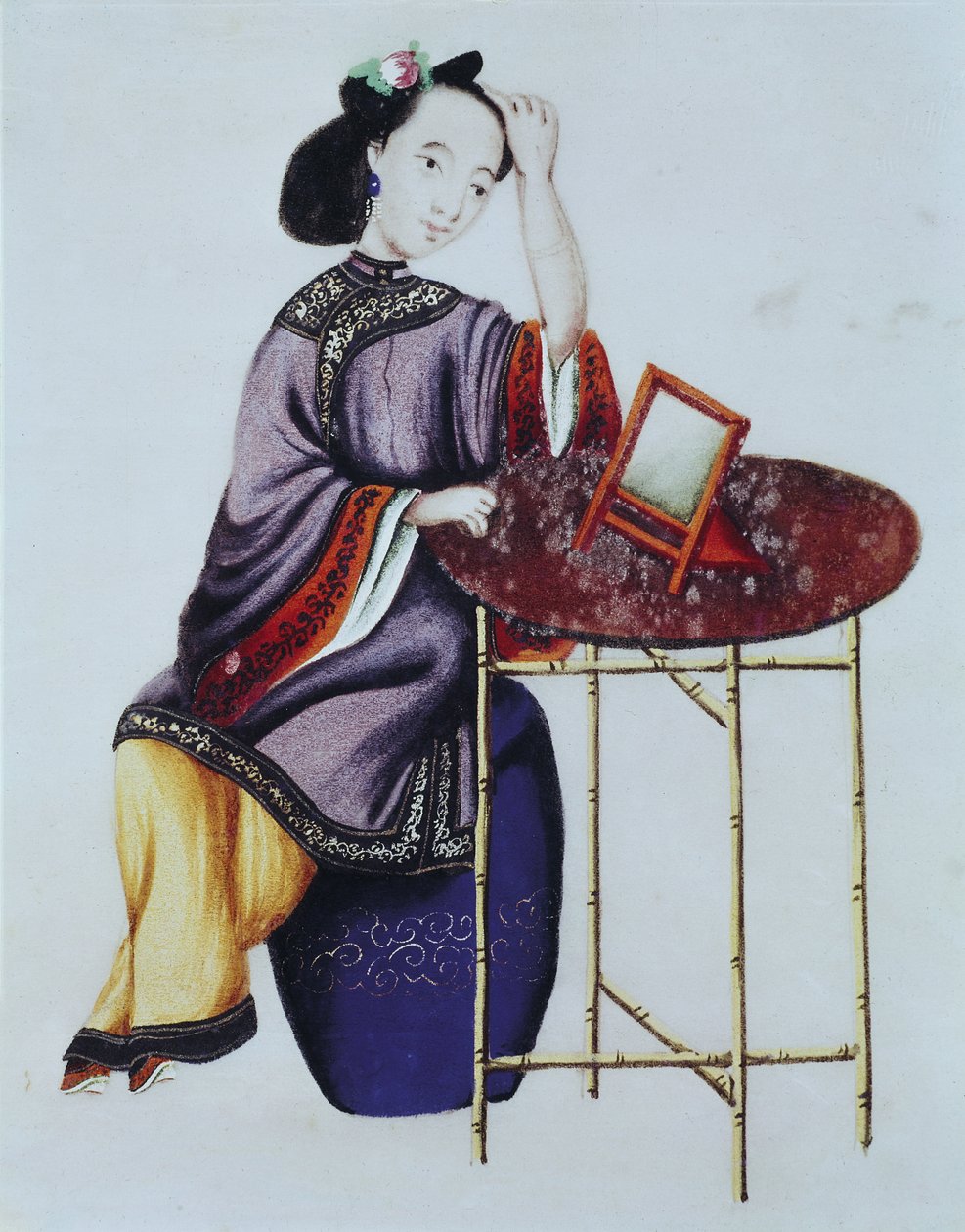 En kinesisk kvinde arrangerer sit hår, Qianlong-periode (1736-96) af Chinese School