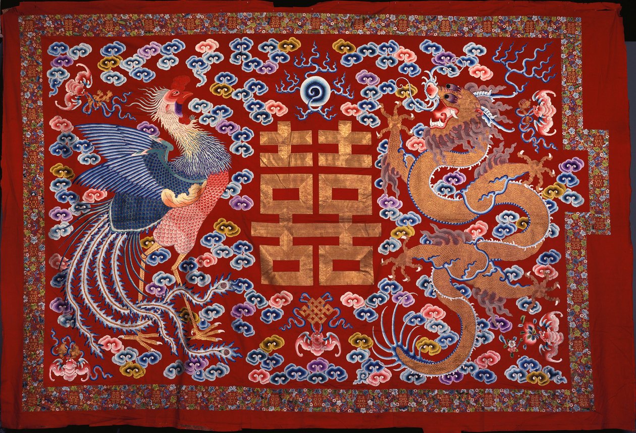 Et kinesisk ophæng af rød uld med en central karakter i forgyldt tråd flankeret af en Fønix og en drage, 1800-tallet af Chinese School