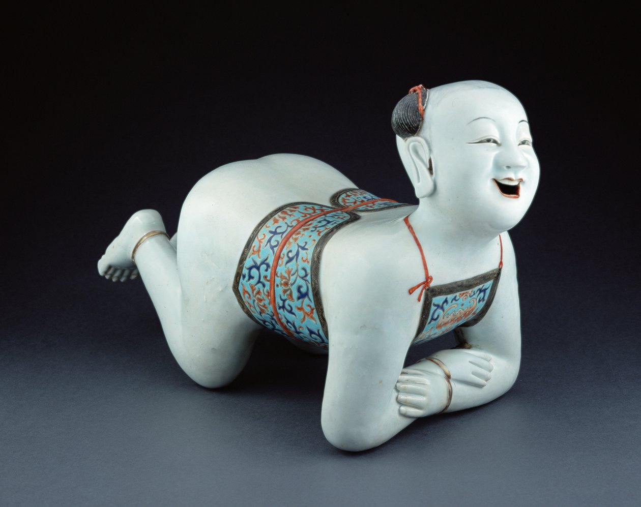 En kinesisk porcelænspude i form af en halvnøgen dreng (porcelæn) af Chinese School