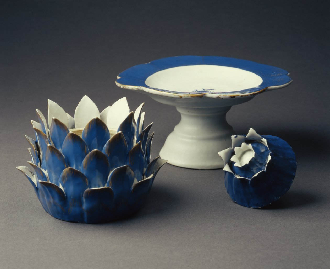 A Vegetable Form Terrine, Cover and Tazza, Jiaqing Period (1796-1820) c.1800 (porcelæn) (se også 314544) af Chinese School