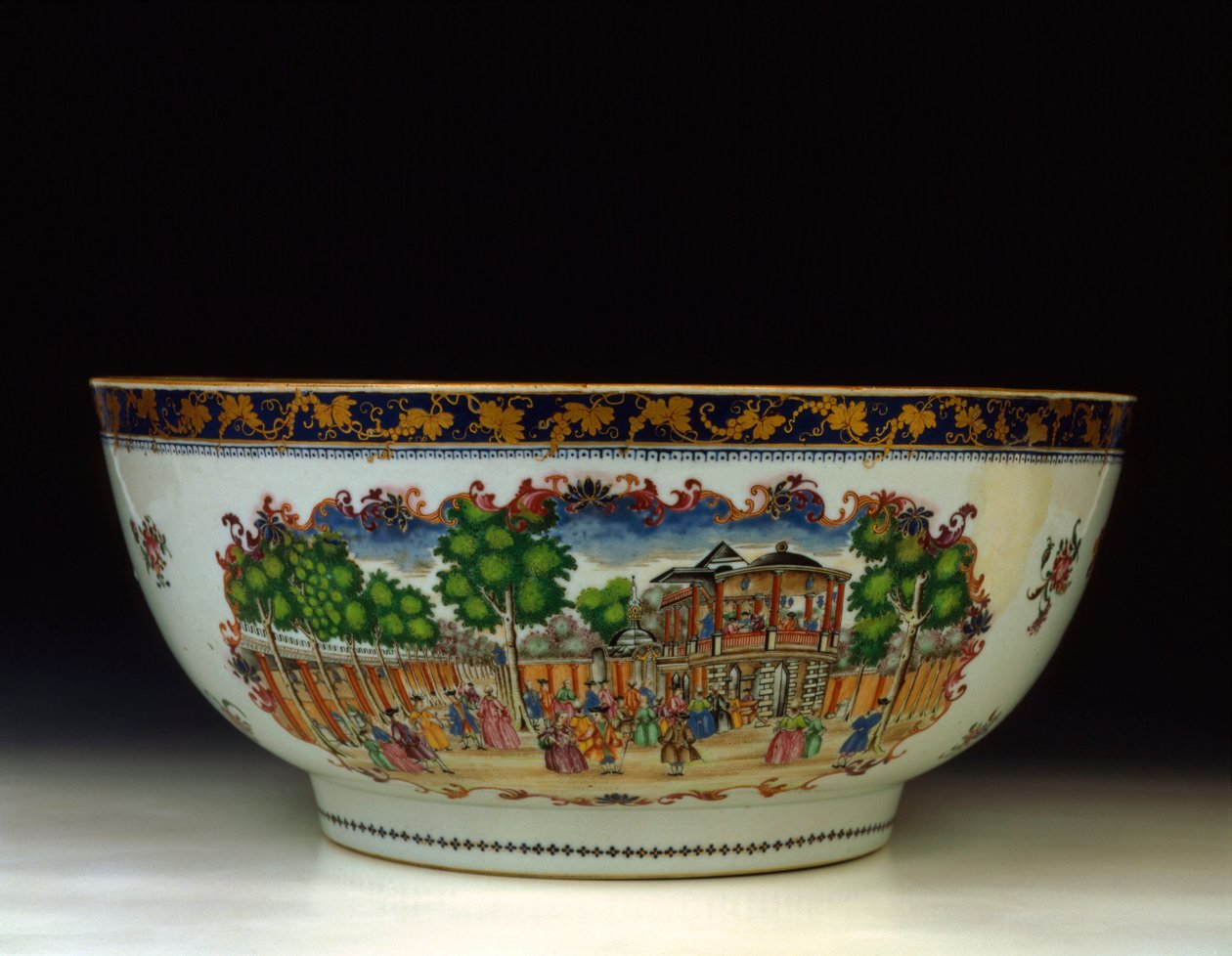 En famille rose "London" punchbowl, med udsigt over Grand Walk, Vauxhall Gardens, ca. 1750-1800 af Chinese School